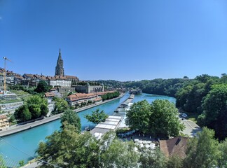 Fototapeta premium Berne en suisse Pont de Kirchenfeld avec le Aar le fleuve authentique , architecture pont bâtiment ancien de lorraine, capitale non union européenne avec les francs