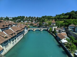 Berne en suisse Pont de Kirchenfeld avec le Aar le fleuve authentique , architecture pont bâtiment ancien de lorraine, capitale non union européenne avec les francs