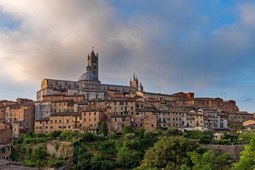 Fototapeta na wymiar Blick auf die Altstadt von Siena mit Dom Santa Maria Assunta