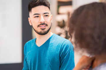 談笑するカップル・夫婦のイメージ写真