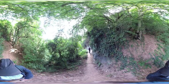360VR, Seniorenehepaar wandert den Kletterweg Erdener Treppchen, im Moseltal beim Weinort Erden