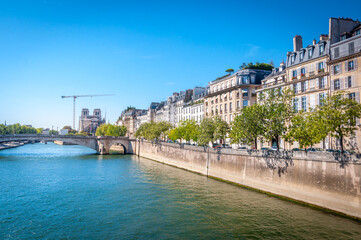 Perspective des quais de Paris sur Notre-Dame