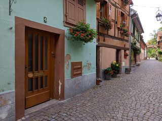 Rue Kaysersberg Riquewihr Ribeauvillé Ribeauvillé Mittelbergheim route des vins d'Alsace, plus beau village de france avec maison en bois poutre et charpente architacture  ferme à colombage