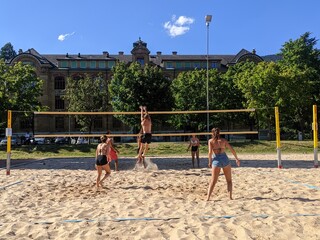 Match de beach volley sur la plage de sable blanc avec garçon et jeune fille, sport en plein air,...