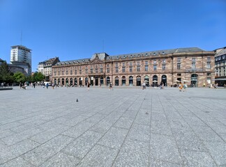 Naklejka premium place de la gare Strasbourg ville avec maison architecture traditionnel en bois, patrimoine de l'unesco Alsace, France 