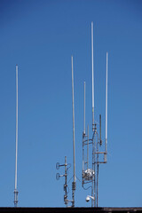 Obraz premium A set of communication antennas on the rooftop of a station