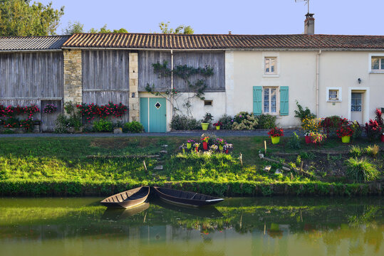 Duo de barques au quai fleuri &agrave; Damvix (85420), Vend&eacute;e en Pays de la Loire, France