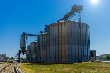 Obraz premium Modern farm complex for storing grain, cereals, corn and oilseed rape, agriculture, cone, close-up, building, agri-business