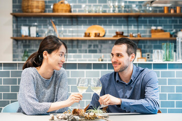 乾杯する男女（恋人・夫婦）のイメージ写真