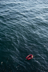 balsa de emergencia sobre el mar