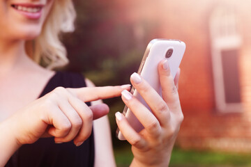 Frau schreibt Nachricht mit Smartphone