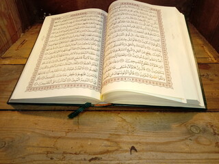Obraz premium open the holy book of quran