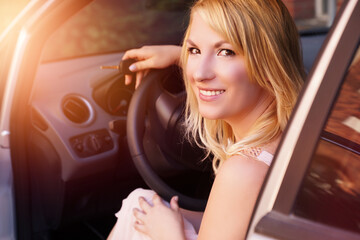 Fototapeta na wymiar Frau fährt Auto