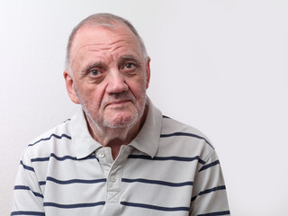 Obraz premium portrait vieil homme interrogatif sur fond clair