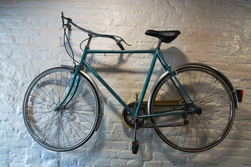 Naklejka na ściany i meble Blue vintage bicycle on a white brick wall background