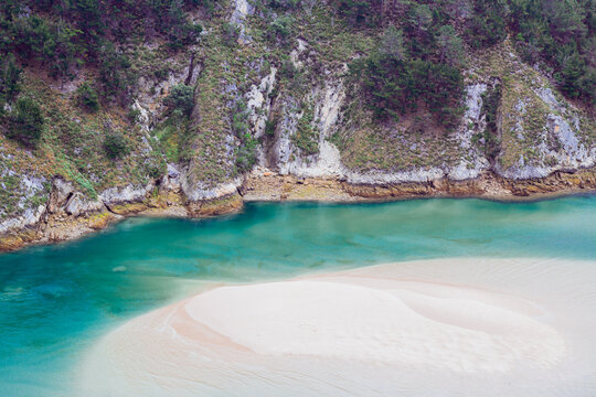 Beautiful water in Pech&oacute;n, el &uacute;ltimo pueblo de Cantabria. Las cuevas de la playa de Pech&oacute;n, son un entorno c&aacute;ntabro perfecto para relajarse y disfrutar de la naturaleza.