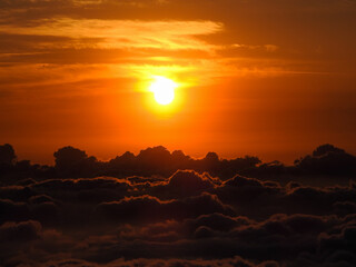 CIELO NARANJA SOBRE LAS NUBES
