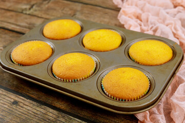 Six pices oven tray with baked cupakes.