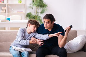Obraz premium Father and son in exam preparation concept