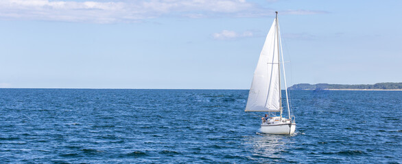 Obraz premium sailboat on the sea with blue sky on background