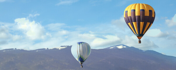 Obraz premium Hot air balloons near mountains. Banner design