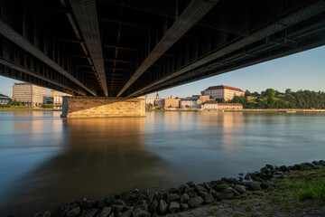 Linz mit Donau bei Sonnenuntergang