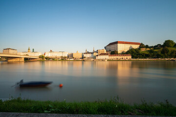 Obraz premium Linz mit Donau bei Sonnenuntergang
