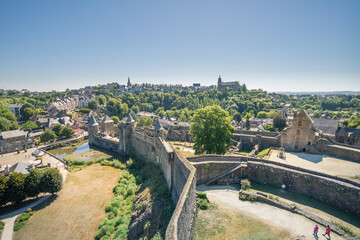 Fototapeta na wymiar Fourgères panorama du château