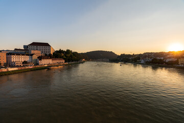 Fototapeta premium Linz mit Donau bei Sonnenuntergang