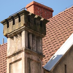 stary  nieczynny  komin  na  dachu  budynku - obrazy, fototapety, plakaty