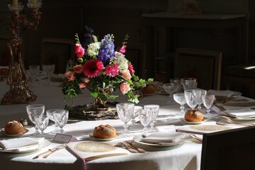 Art de la table français, table dressée pour un repas de gala, avec un bouquet de fleurs (France)