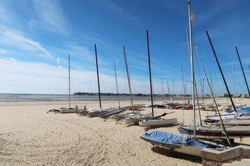 Bateaux à voile (catamarans) sur le sable de la plage de La Baule Escoublac en Loire-Atlantique (France)
