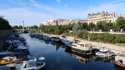 Panorama sur le port de l’Arsenal / bassin de l'Arsenal à Paris, avec des bateaux de plaisance amarrés (France) - obrazy, fototapety, plakaty