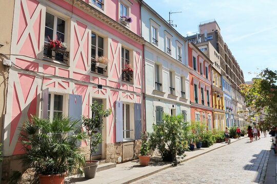 Petite maison rose dans la rue Cr&eacute;mieux &agrave; Paris, ruelle color&eacute;e aux fa&ccedil;ades de couleur pastel (France)