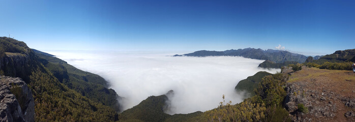Madère, panoramique sur la mer de nuages