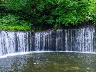 大河ドラマのオープニングにも使われた長野県の観光名所の白糸の滝