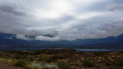 Fototapeta na wymiar Entre laguna, montañas y nubes 2