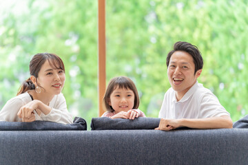 ソファーでリラックスする親子