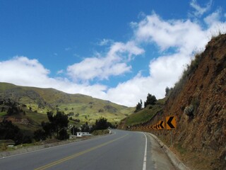 Ruta entre las montañas de la vía 38