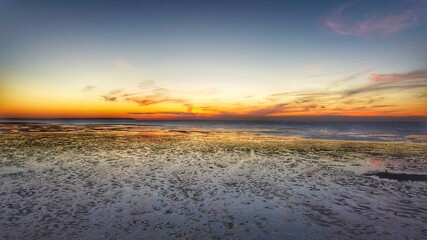 Fototapeta na wymiar sunset over the ocean 