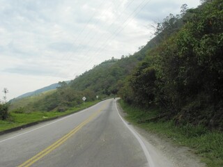 Ruta entre las montañas de la vía 12