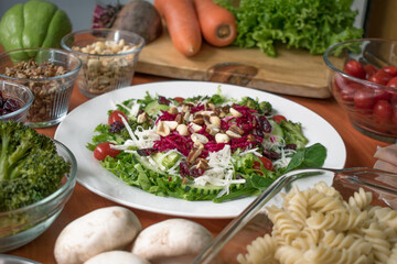 Ensalada fresca con ingredientes varios, cacahuate y betabel 