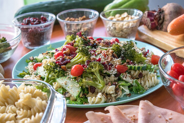 Ensalada fresca con ingredientes varios, brócoli y pasta