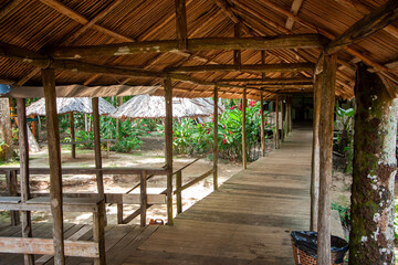 Corredor de tábuas de madeira e palha. Trapiche em construção típica na floresta amazônica.