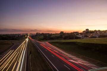 Obraz premium traffic on highway at sunset