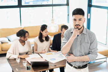 ビジネスマンと国際色豊かなビジネスチーム