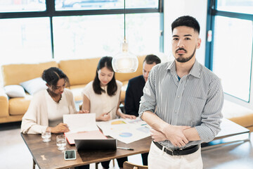 ビジネスマンと国際色豊かなビジネスチーム