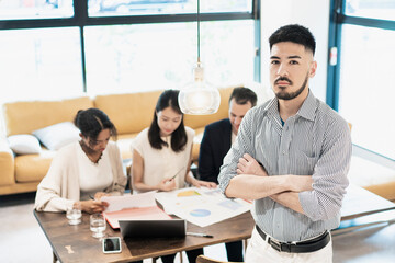 ビジネスマンと国際色豊かなビジネスチーム
