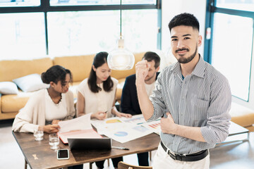 ビジネスマンと国際色豊かなビジネスチーム