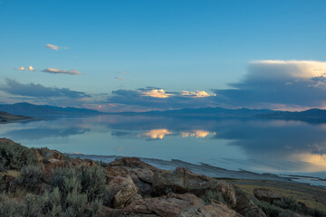 Obraz premium An overlooking landscape view of Antelope Island State Park, Utah